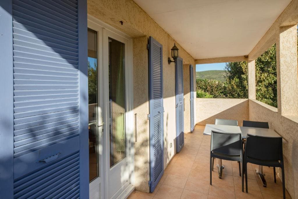 One-Bedroom Apartment with Balcony room - Image 1