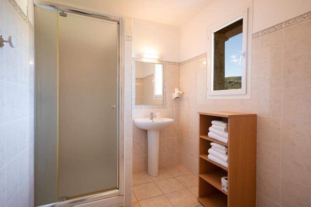 One-Bedroom Apartment with Balcony room - Image 3