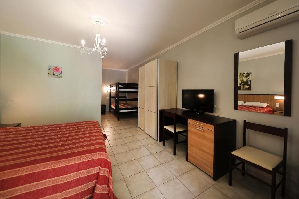 Standard Quadruple Room room - Image 3