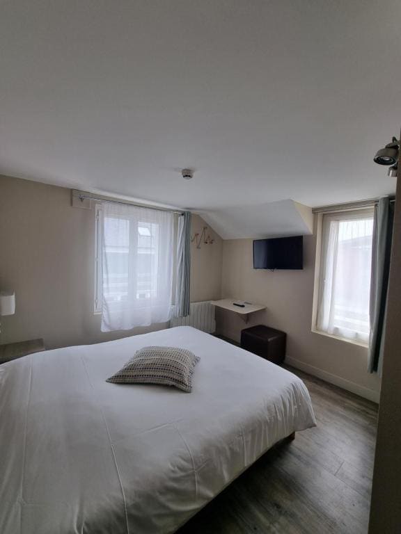 Double Room with Garden View room - Image 2