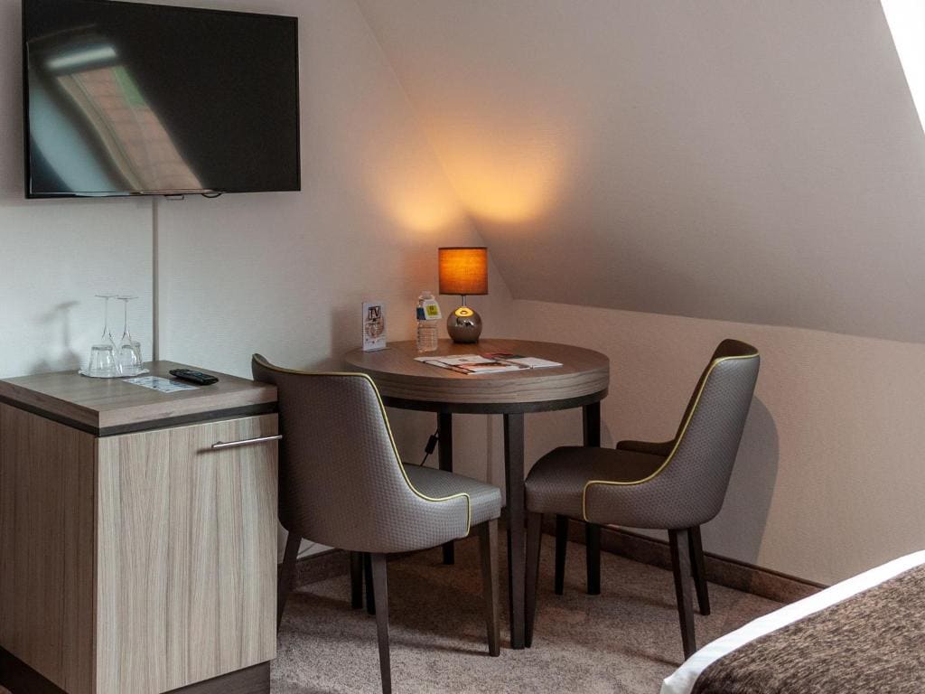 Superior Family Room room - Image 3