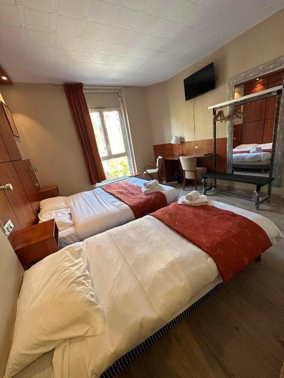 Triple Room with City View room - Image 1