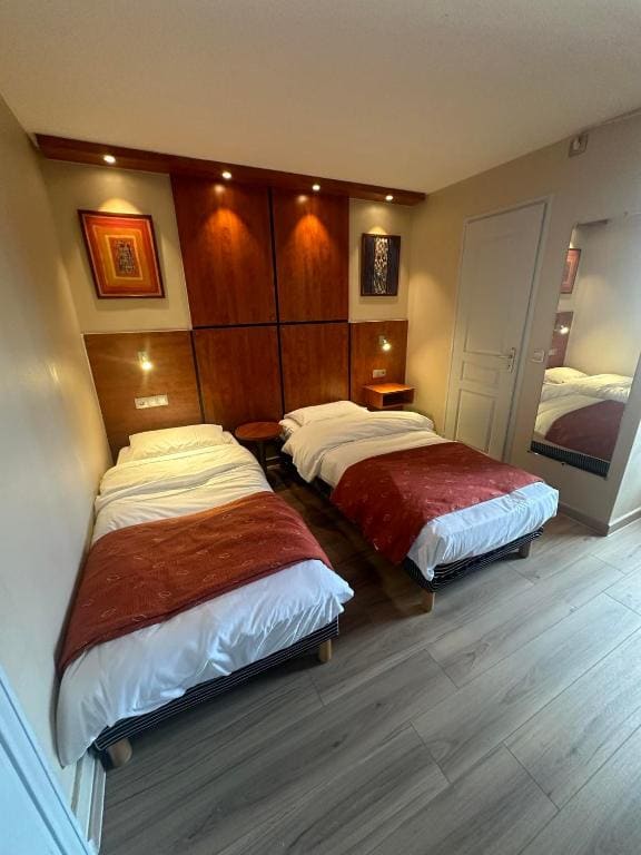 Twin Room with City View room - Image 2