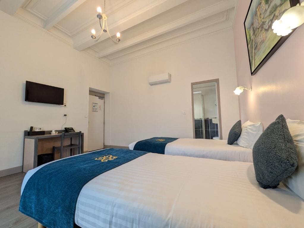 Superior Twin Room room - Image 2