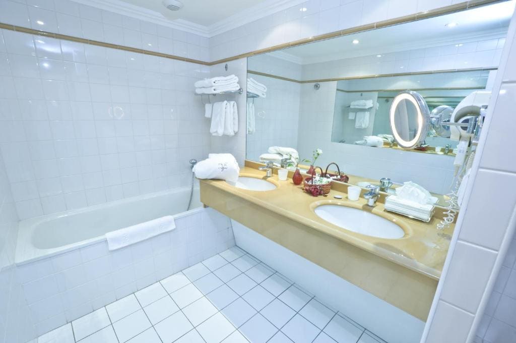 Deluxe Room room - Image 3