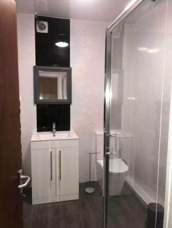 Double Room with Shared Bathroom room - Image 2