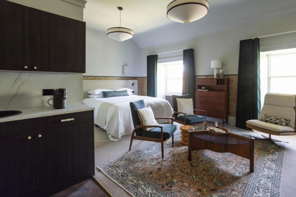Superior Suite- Whalebone room - Image 1