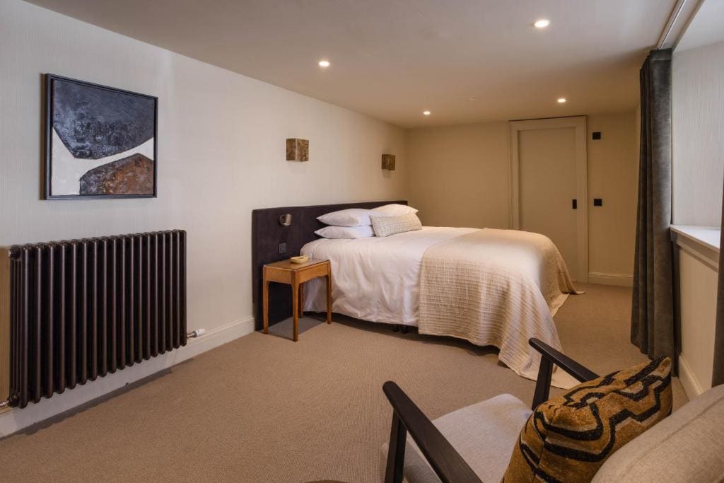 Deluxe King Room- Ropemaker room - Image 1
