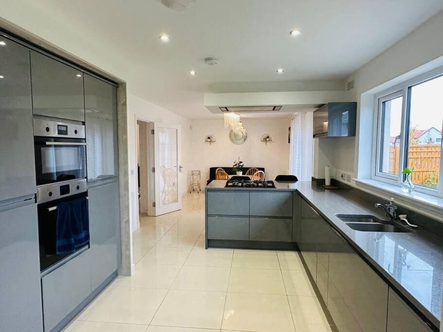Five-Bedroom House room - Image 1