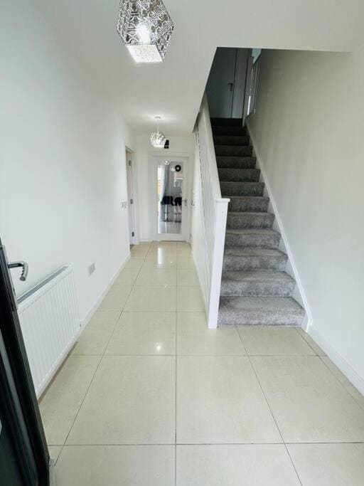 Five-Bedroom House room - Image 3