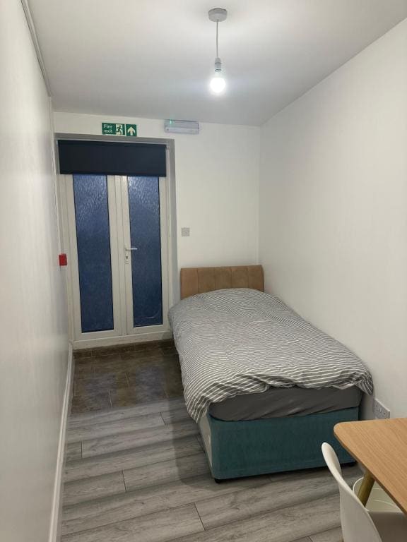 Single Room with Shared Bathroom room - Image 3