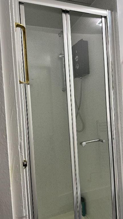 Single Room with Shared Shower and Toilet room - Image 2