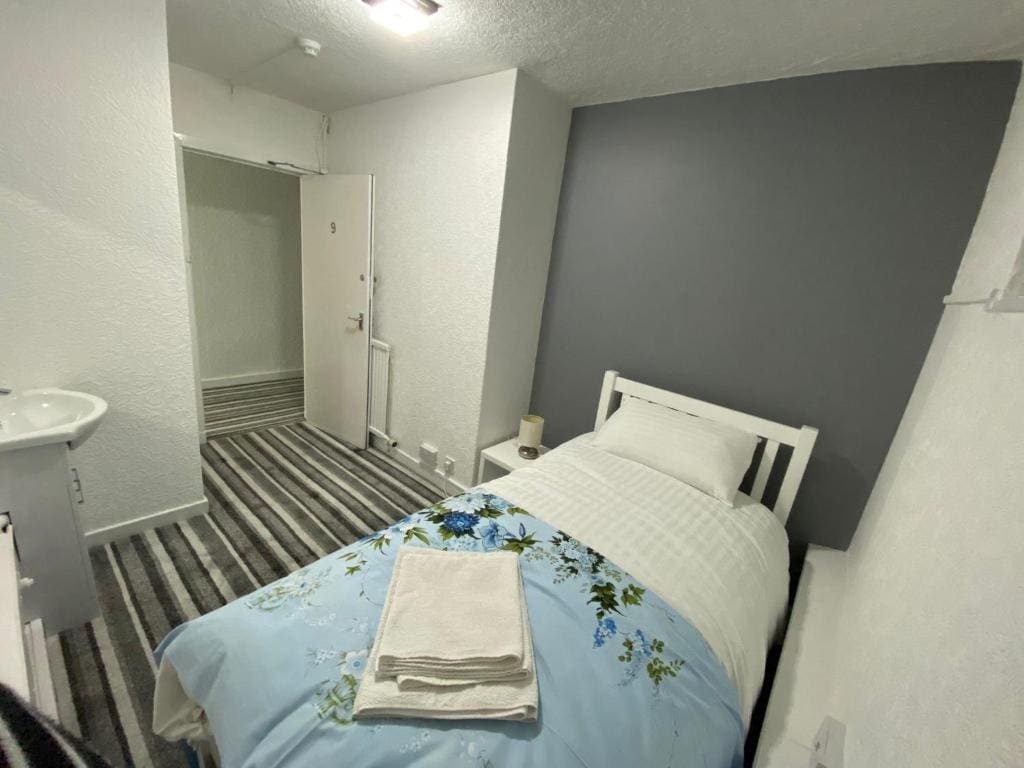 Single Room with Shared Shower and Toilet room - Image 3