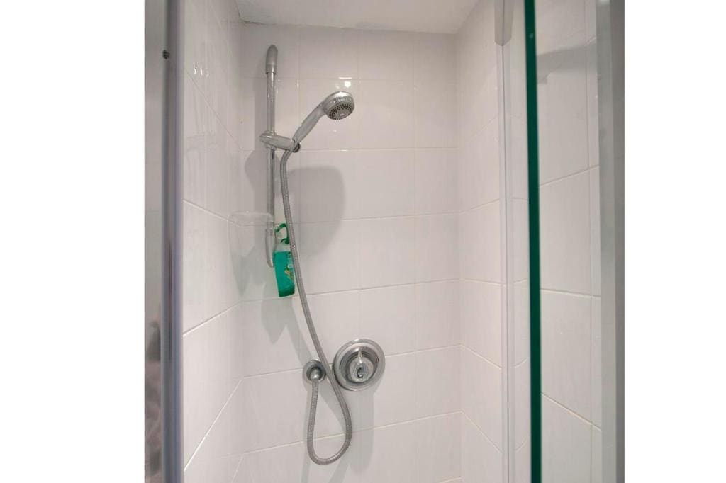 Twin Room with Shared Bathroom room - Image 1
