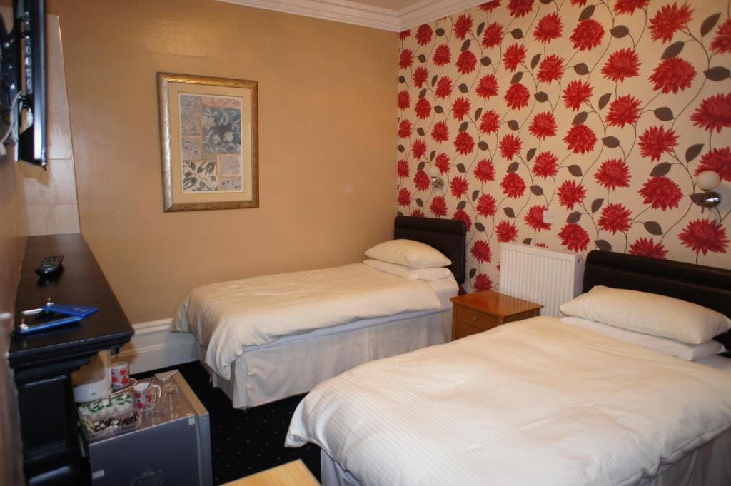 Standard Twin Room with Shared Bathroom room - Image 3
