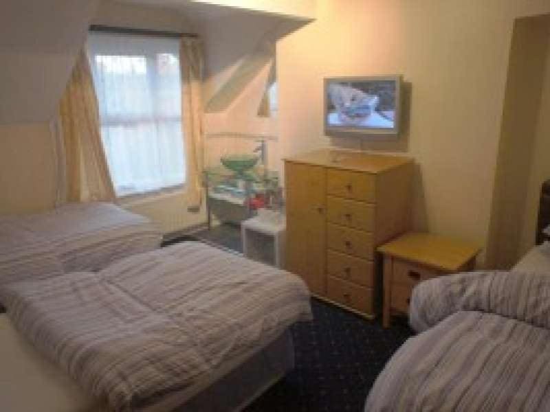 Triple Room with Shared Bathroom room - Image 1