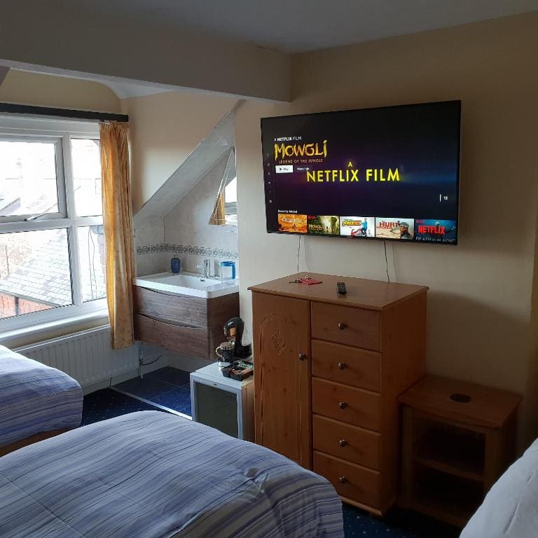 Triple Room with Shared Bathroom room - Image 3