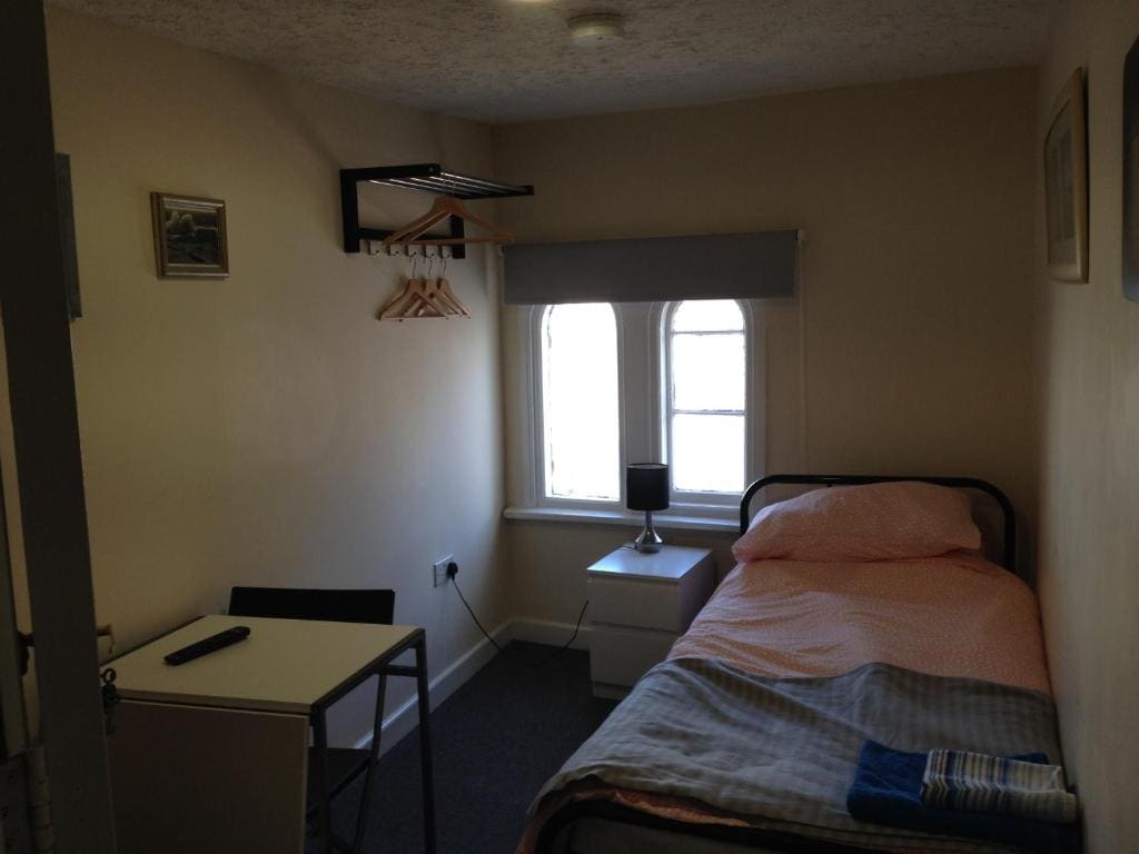 Small Single Room room - Image 1