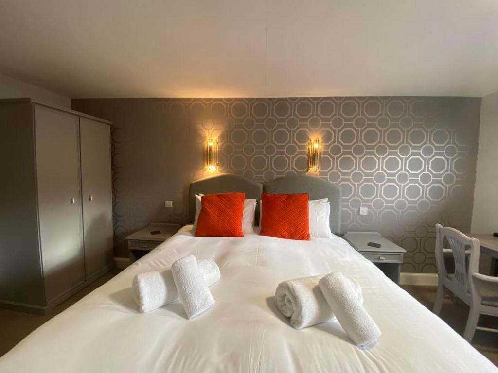 Double Room with Lake View room - Image 3