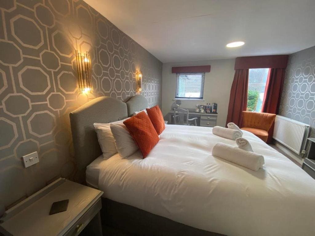 Double Room with Lake View room - Image 2