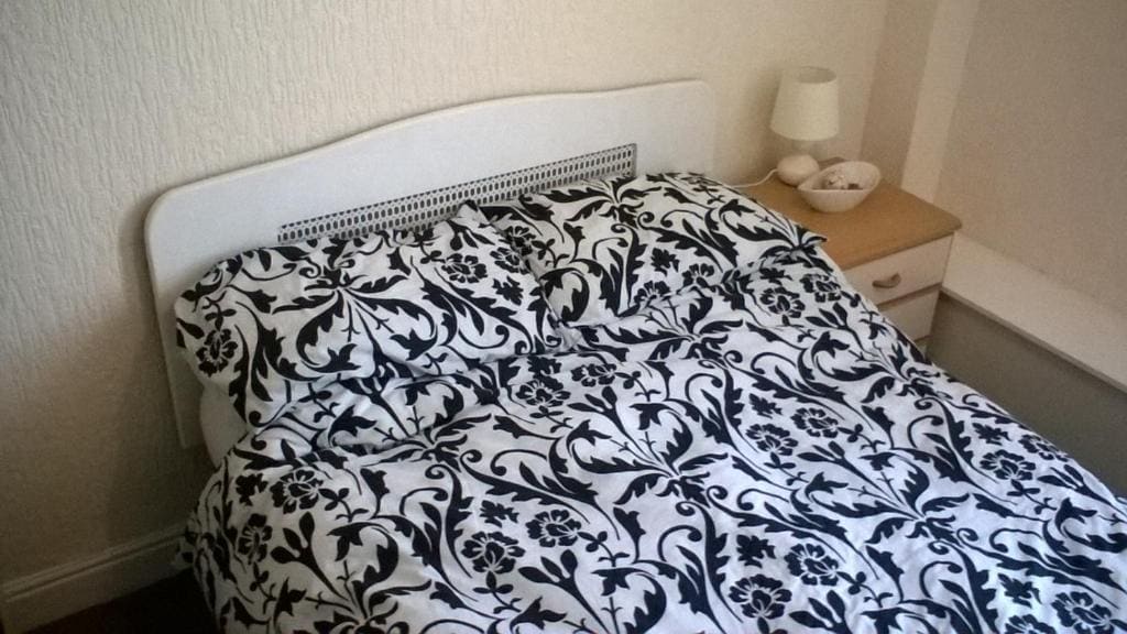 Small Double Room with En-Suite room - Image 2