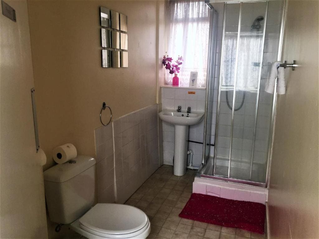 Small Twin Room with Private Bathroom room - Image 2