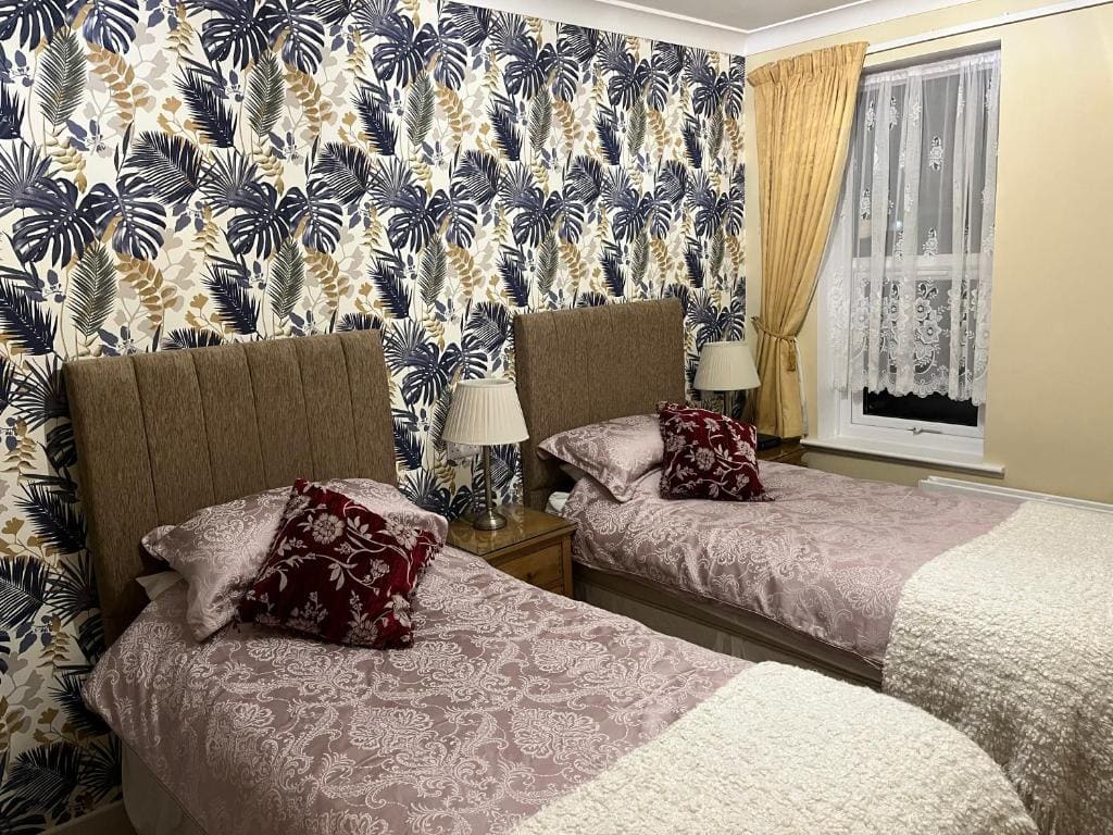 Twin Room with Private Bathroom room - Image 3