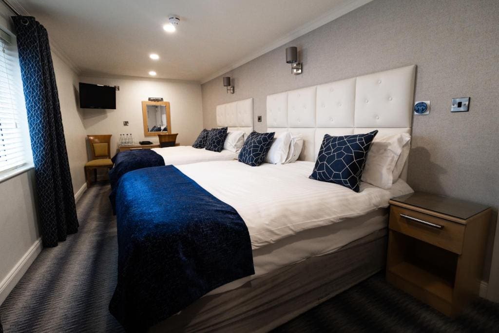 Classic Quadruple Room room - Image 2