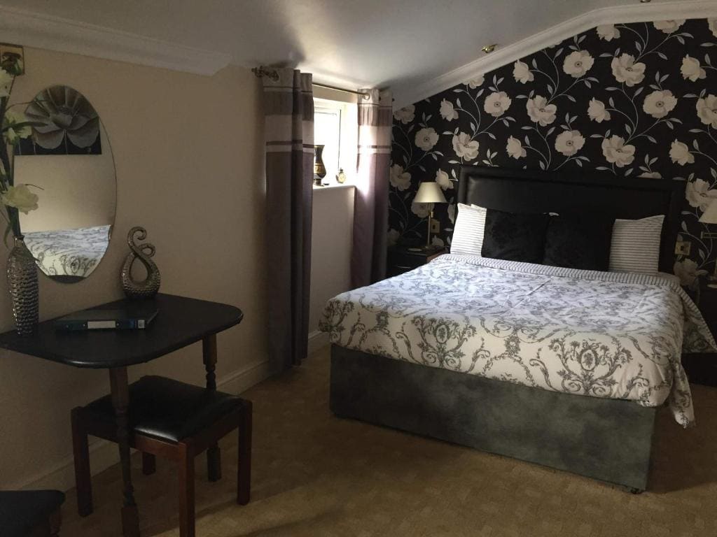 Double Room with Private Bathroom room - Image 3