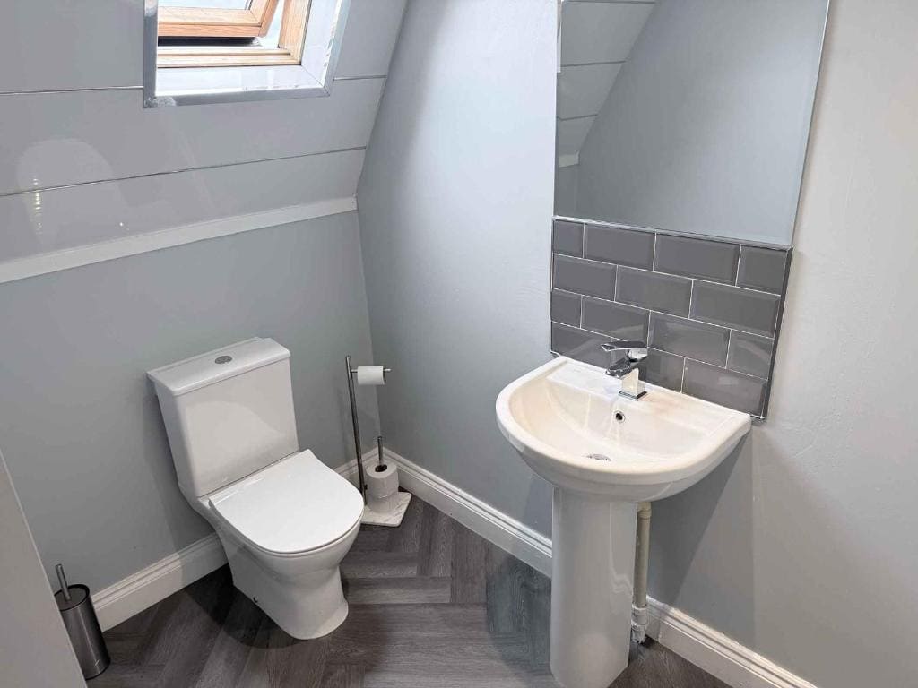 Basic Triple Room with Shared Bathroom room - Image 3