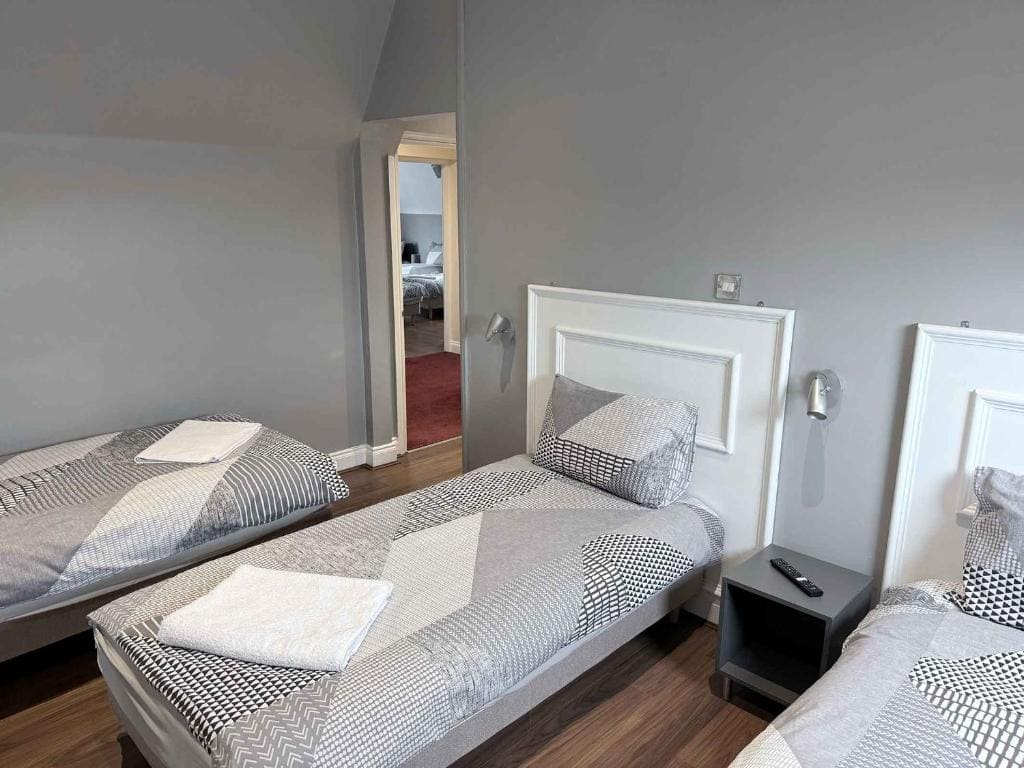 Basic Triple Room with Shared Bathroom room - Image 1