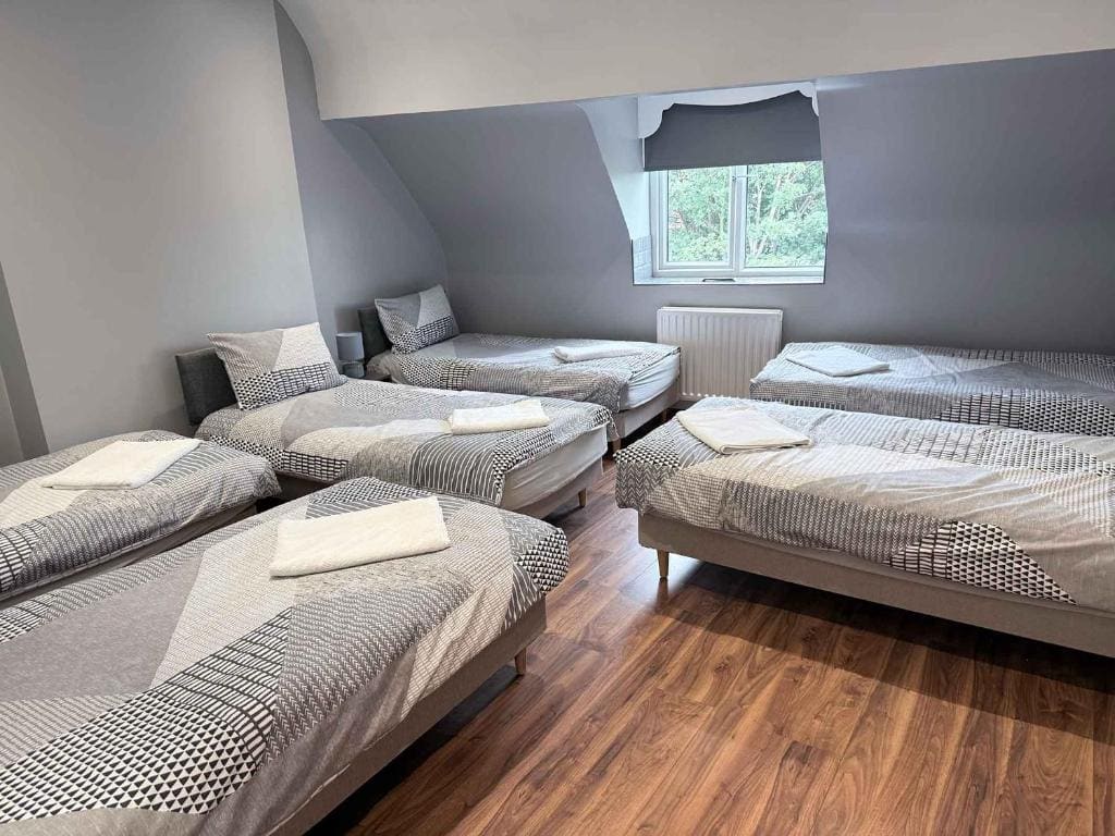 Family Room with Shared Bathroom room - Image 2