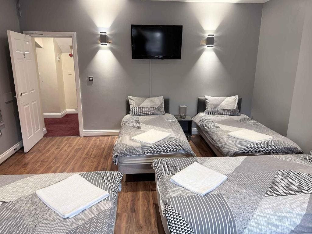 Family Room with Shared Bathroom room - Image 1