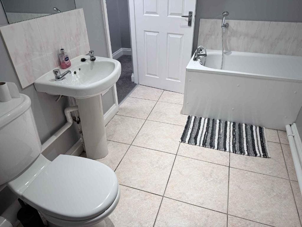 Triple Room with Private Bathroom room - Image 3