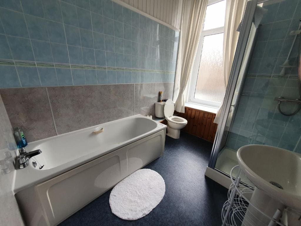 Twin Room with Private External Bathroom room - Image 1