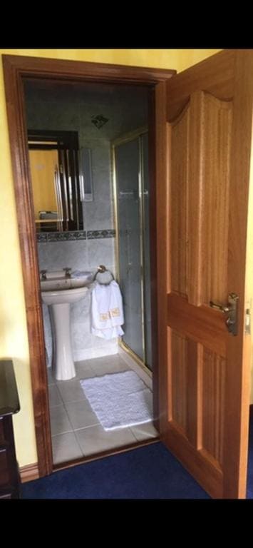 Double Room with Private Bathroom room - Image 3
