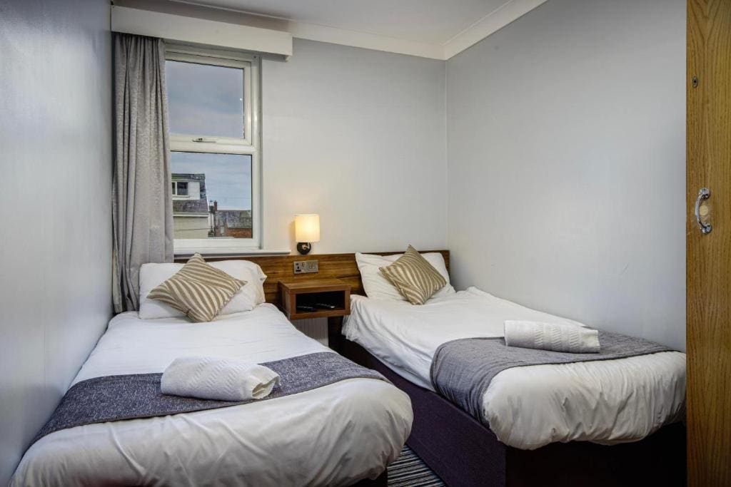 Deluxe Interconnecting Family Room room - Image 1