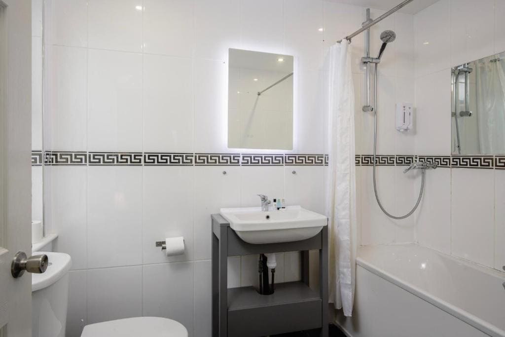 Suite with Spa Bath room - Image 3