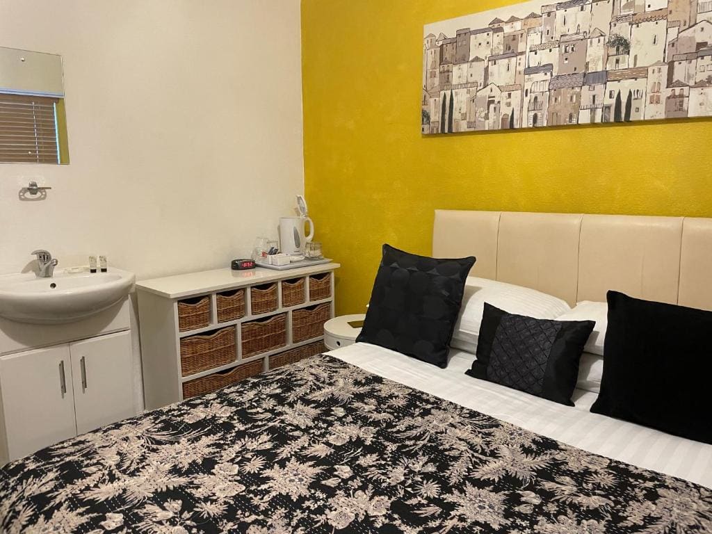 Double Room with Private External Bathroom room - Image 1