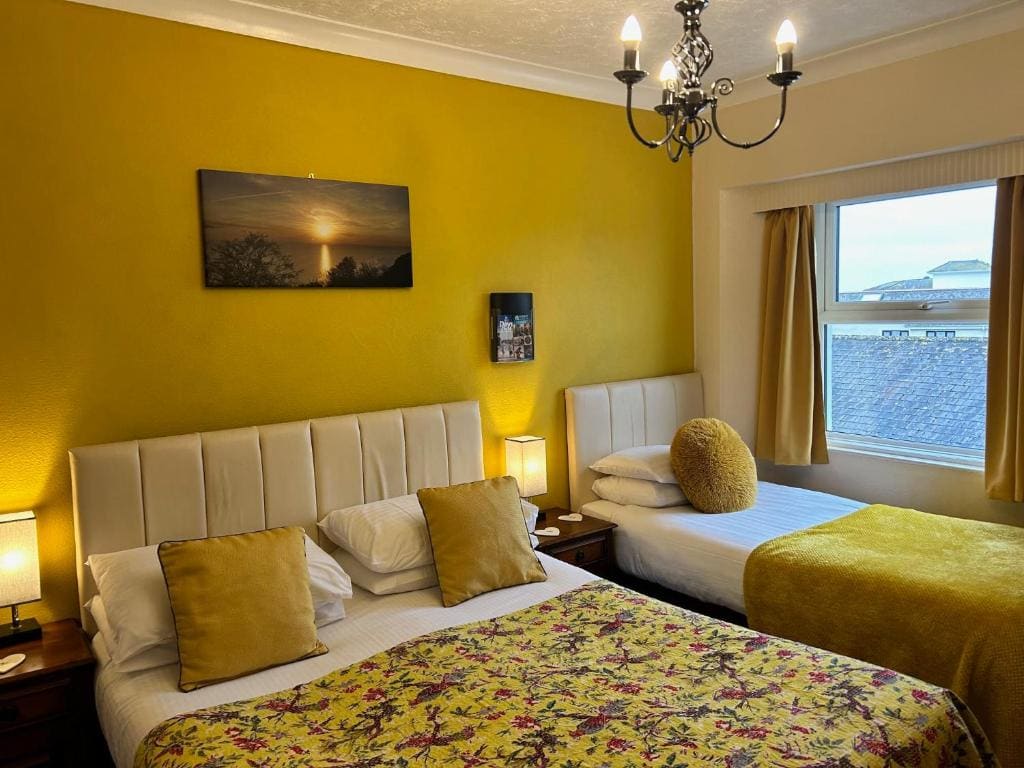 Standard Family Room room - Image 2