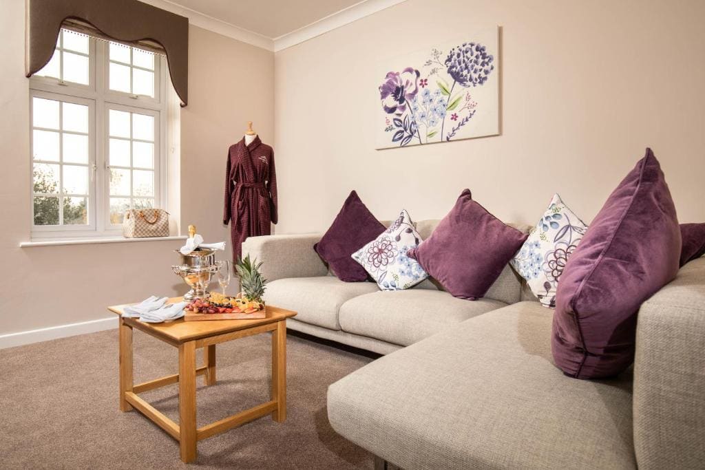 Suite with Double Bed room - Image 3