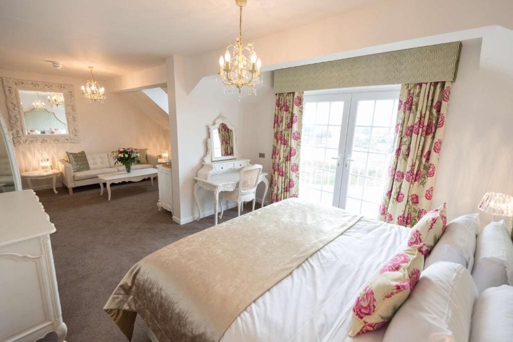 Suite with Double Bed room - Image 2