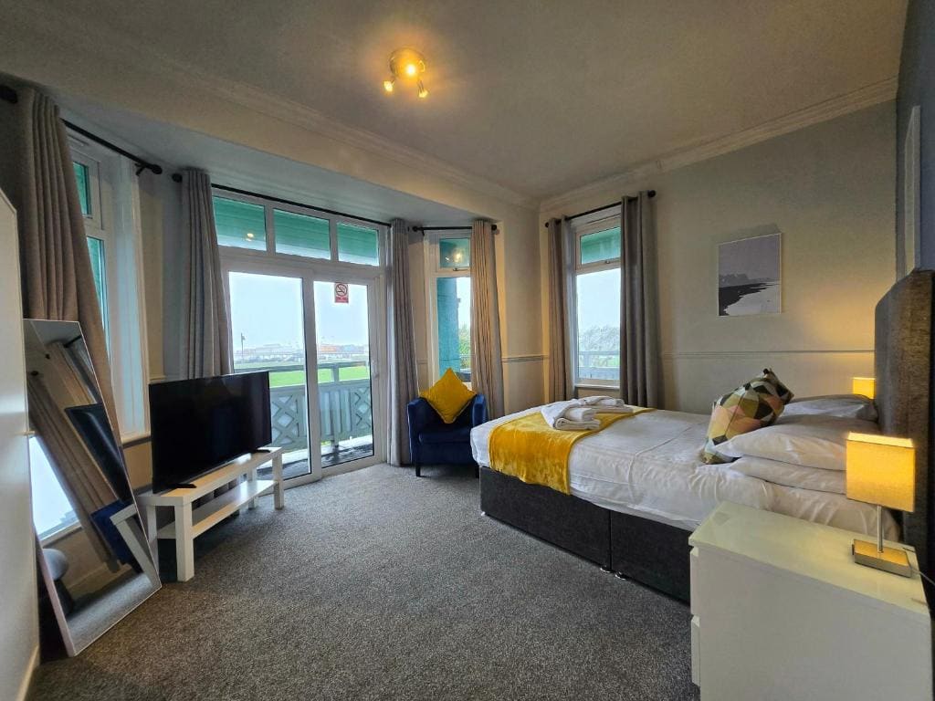 Double Room with Balcony and Sea View room - Image 1