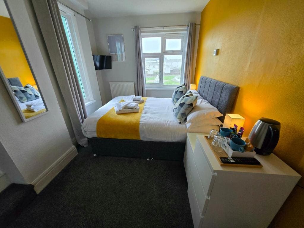 Double Room with Partial Sea View room - Image 3