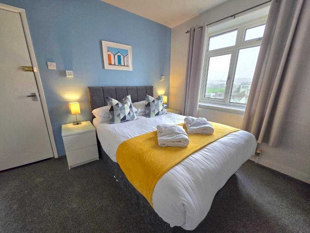 Double Room with Partial Sea View room - Image 1