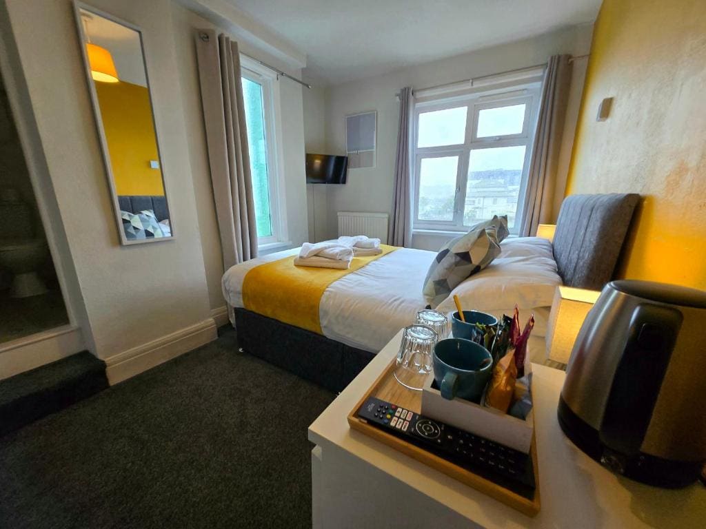Double Room with Partial Sea View room - Image 2