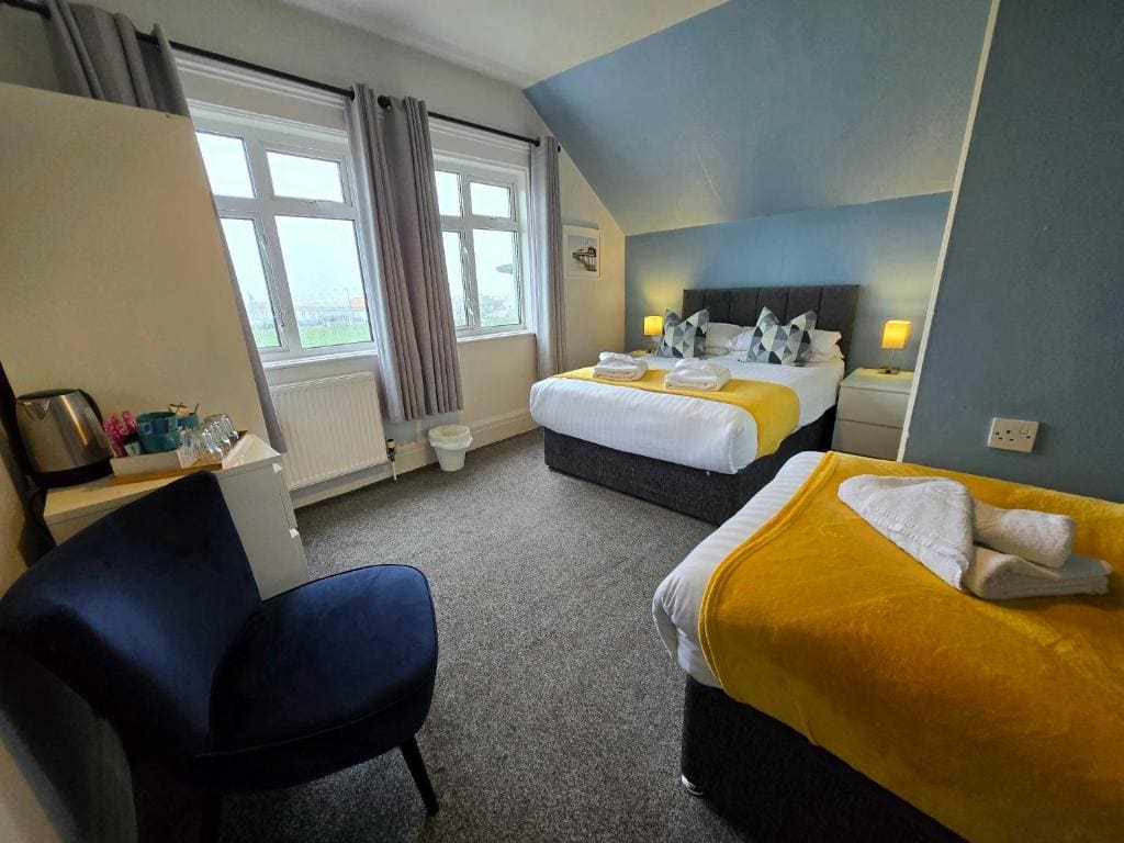 Standard Triple Room with Sea View room - Image 3