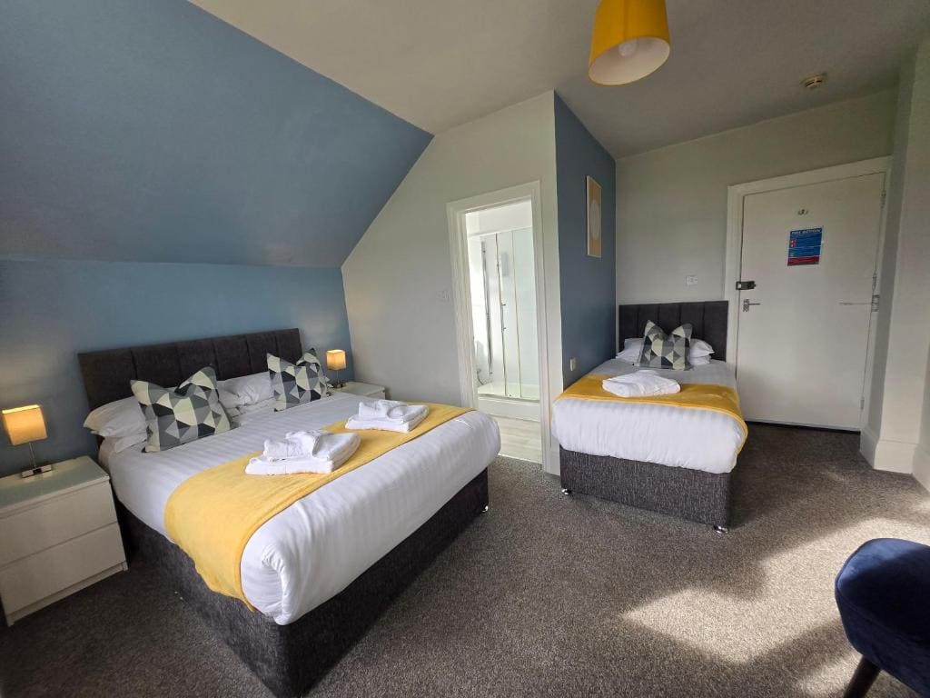Standard Triple Room with Sea View room - Image 2