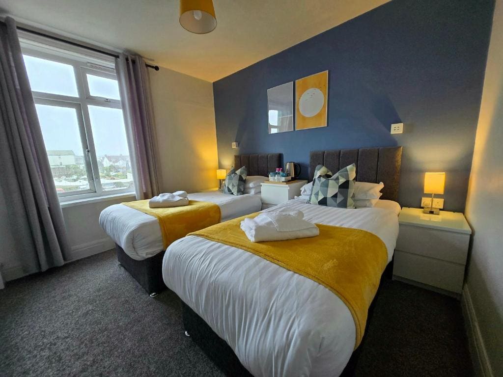 Standard Twin Room with Partial Sea View room - Image 2