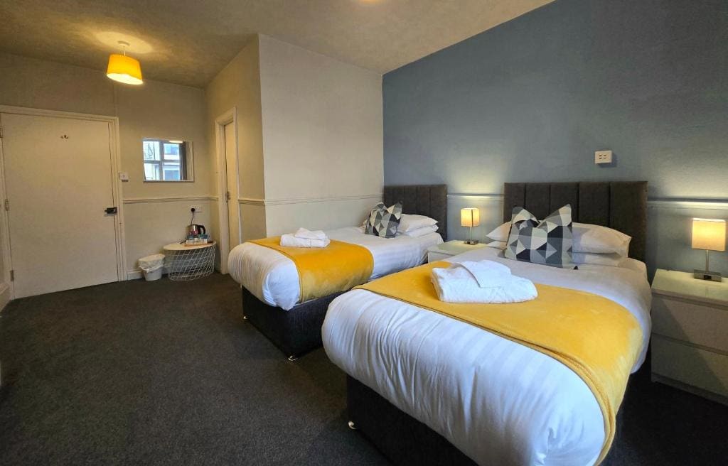 Standard Twin Room room - Image 3